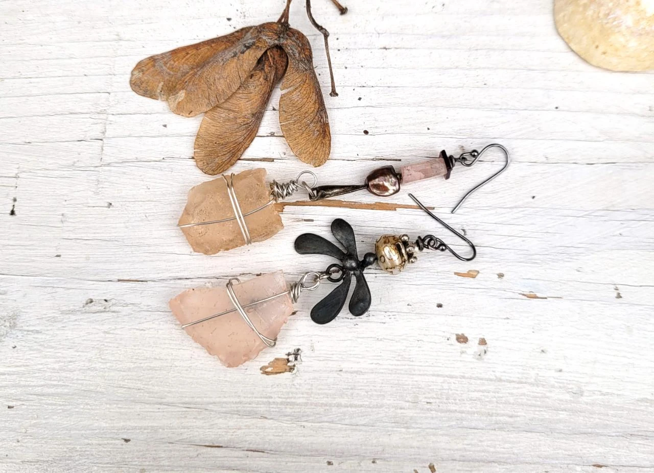 Asymmetric essential earrings, city pebbles beach glass.. – photo 2
